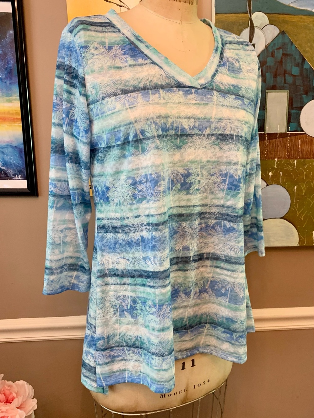 Ruby Rd. NWT Coastal Palm Tree V-Neck Top Size Small